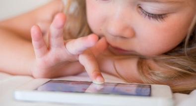 Bambini dipendenti dai tablet già in tenera età
