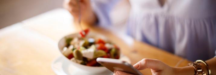 Smartphone a tavola: quali conseguenze?