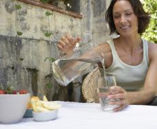 Costruisci il tuo benessere iniziando da un bicchiere d'acqua