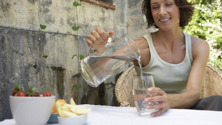 Costruisci il tuo benessere iniziando da un bicchiere d'acqua