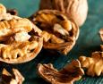 Mangiare noci aiuta a combattere il colesterolo negli anziani