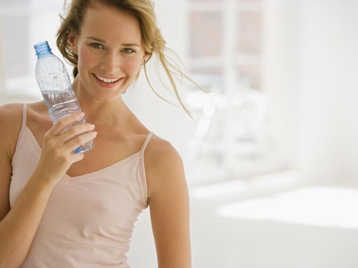 Riequilibrio alimentare al rientro dalle vacanze, un bicchiere d'acqua per  depurare l'organismo - Paginemediche