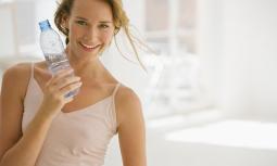 Riequilibrio alimentare al rientro dalle vacanze, un bicchiere d’acqua per depurare l’organismo