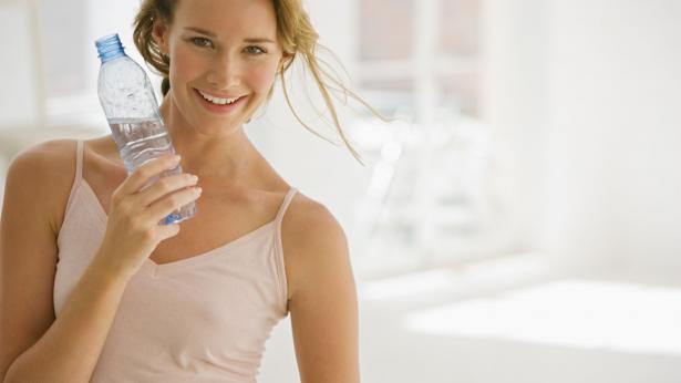 Riequilibrio alimentare al rientro dalle vacanze, un bicchiere d’acqua per depurare l’organismo