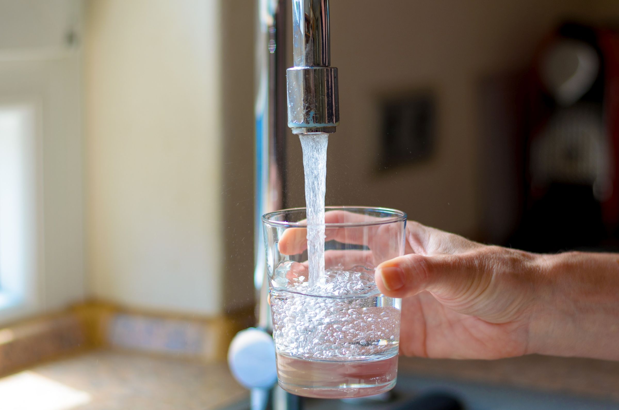 Bere può saziare l’appetito e prevenire una possibile sbornia se si esagera con l’alcol. Inoltre, è un bene che il corpo sia costantemente ben idratato. Bere molta acqua