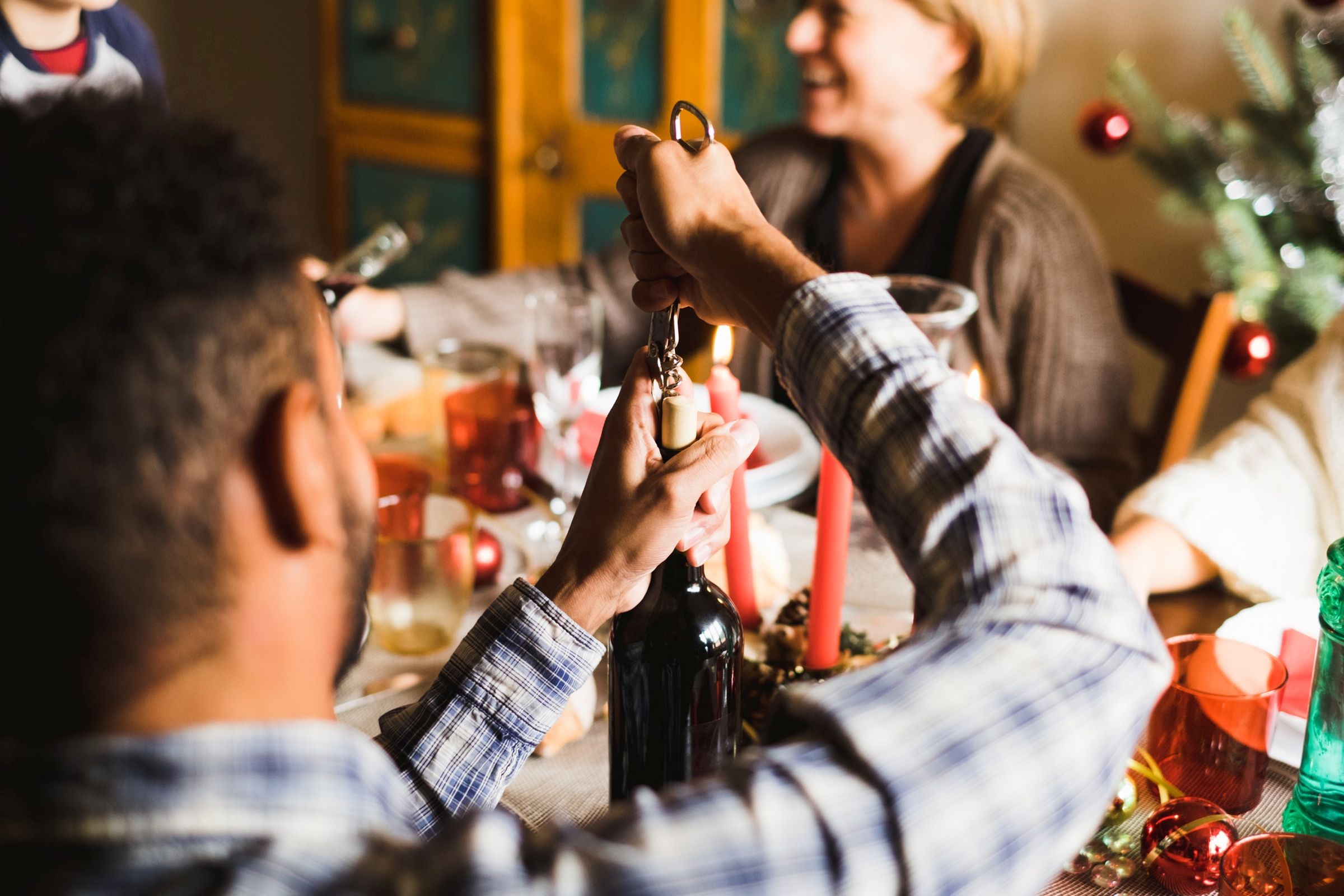 È meglio regolare il consumo di alcol, coca cola o succhi di frutta, perché aggiungono ancora più calorie a quelle che già sono state consumate con il cibo. Bere con moderazione