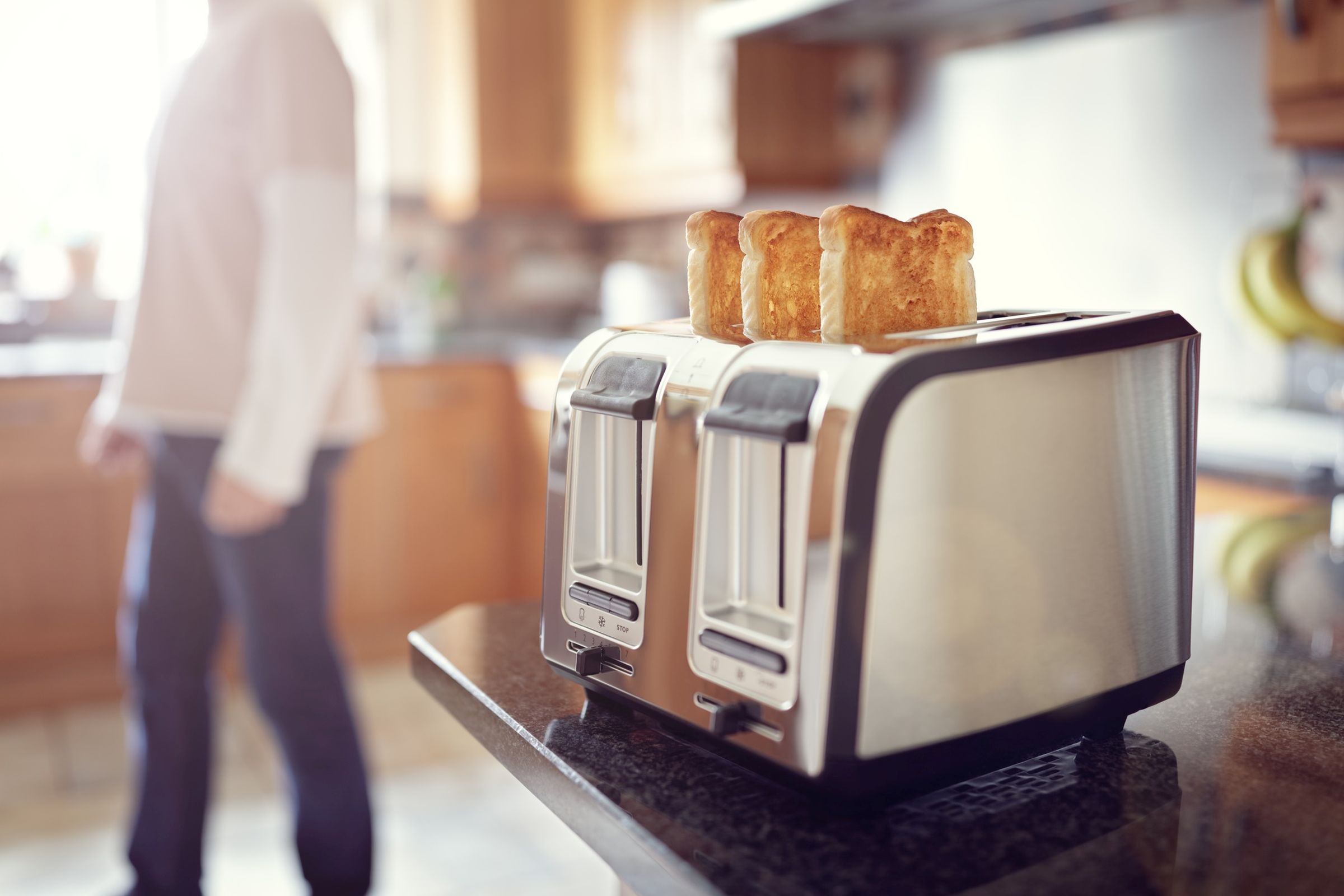 Mai saltare i pasti, soprattutto la prima colazione. Anche se si può essere tentati, pensando di rimediare a quanto mangiato il giorno prima o a quanto si mangerà in futuro, è una cattivissima idea e porterà risultati addirittura controproducenti. Evitare di saltare i pasti