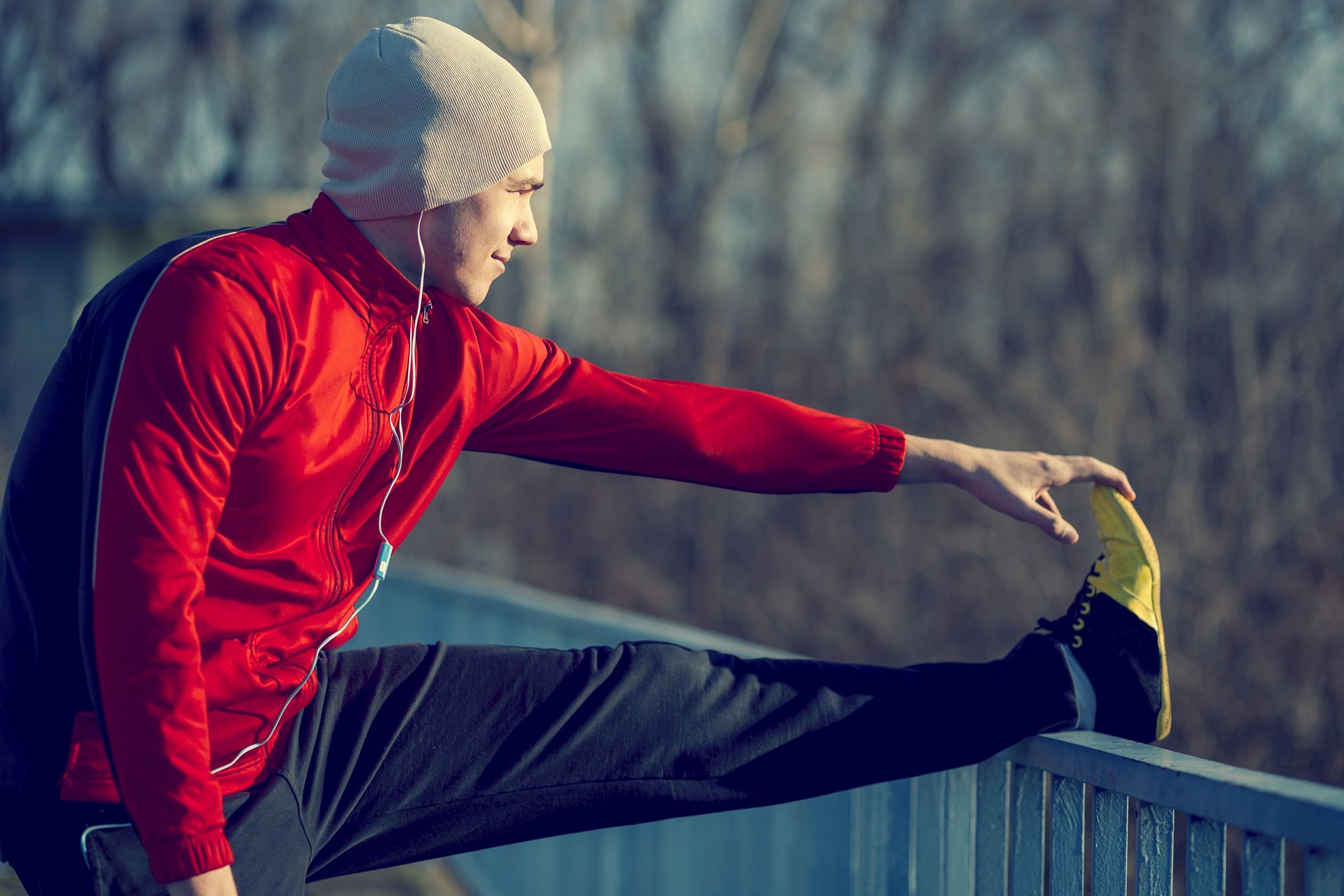 Nonostante le feste, si dovrebbe evitare di trascurare l'attività fisica e di interrompere, quindi, gli allenamenti di fitness. Se non è possibile farlo, basta semplicemente camminare di più, parcheggiare più frequentemente l’auto a una certa distanza dai negozi e usare le scale anziché l’ascensore. Restare attivi