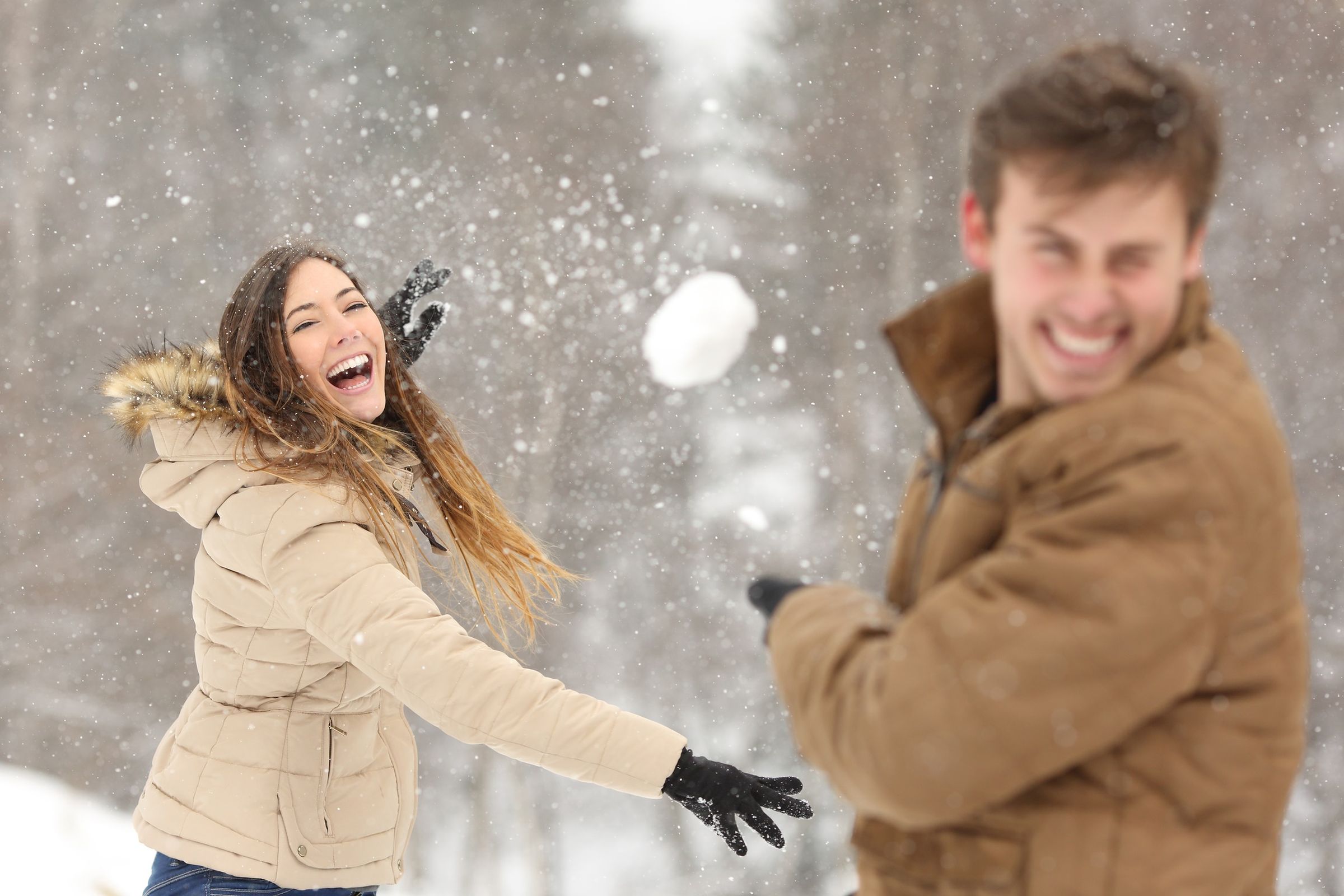 Non starsene rintanati in casa è davvero un'ottima idea. Se si ha la fortuna di trascorrere le vacanze in una zona innevata, partecipare a qualche battaglia di palle di neve vi aiuterà a bruciare un sacco di calorie. Uscire di casa