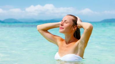 Spesso si sente dire che l'esposizione al sole aiuta chi soffre di acne. In realtà, dopo un miglioramento momentaneo, gli effetti non sono affatto benefici. acne giovanile rimedi e consigli per godersi il sole