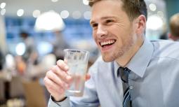 Acqua Minerale Per Un Sorriso Smagliante! Idratarsi Fa Bene Anche Ai Denti