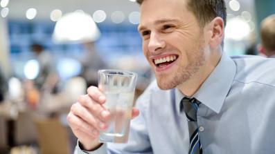 acqua minerale per un sorriso smagliante idratarsi fa bene anche ai denti
