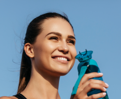 Acqua Minerale Per Un Sorriso Smagliante! Idratarsi Fa Bene Anche Ai Denti