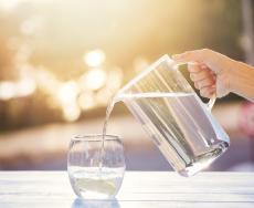 Corretta idratazione: quanta acqua bere al giorno?