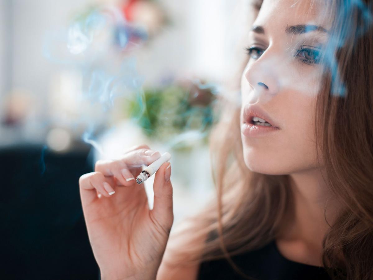 Il fumo favorisce l'acne nelle donne Paginemediche