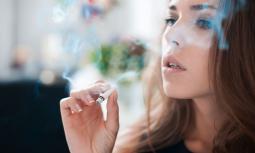 Il fumo favorisce l’acne nelle donne