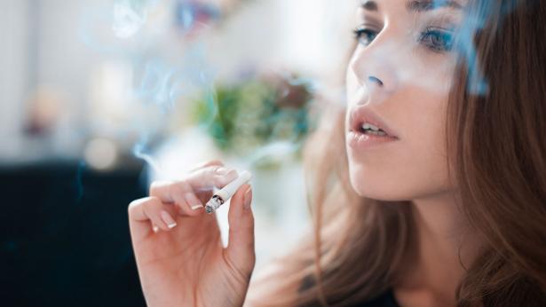 Il fumo favorisce l’acne nelle donne