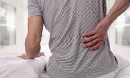 Mal di schiena: cause e rimedi contro il dolore lombare