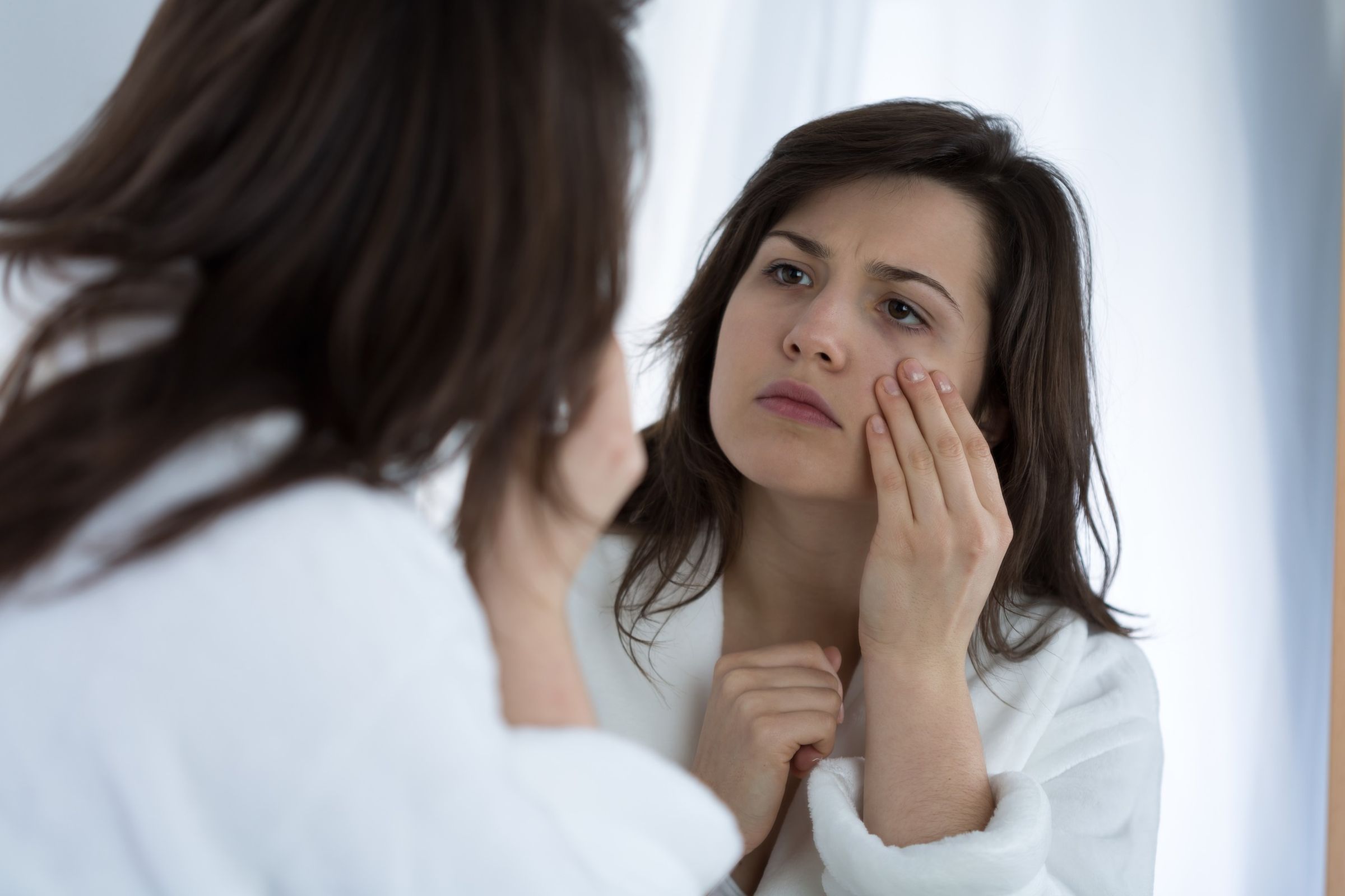 Durante il sonno il corpo lavora anche a livello cellulare, curando e riparando le cellule della pelle. Se non garantiamo al corpo un sonno adeguatamente profondo per favorire queste normali operazioni, la nostra pelle potrebbe apparire invecchiata, spenta, con maggiori rughe e macchie cutanee. Hai una pelle dal colorito spento o con imperfezioni