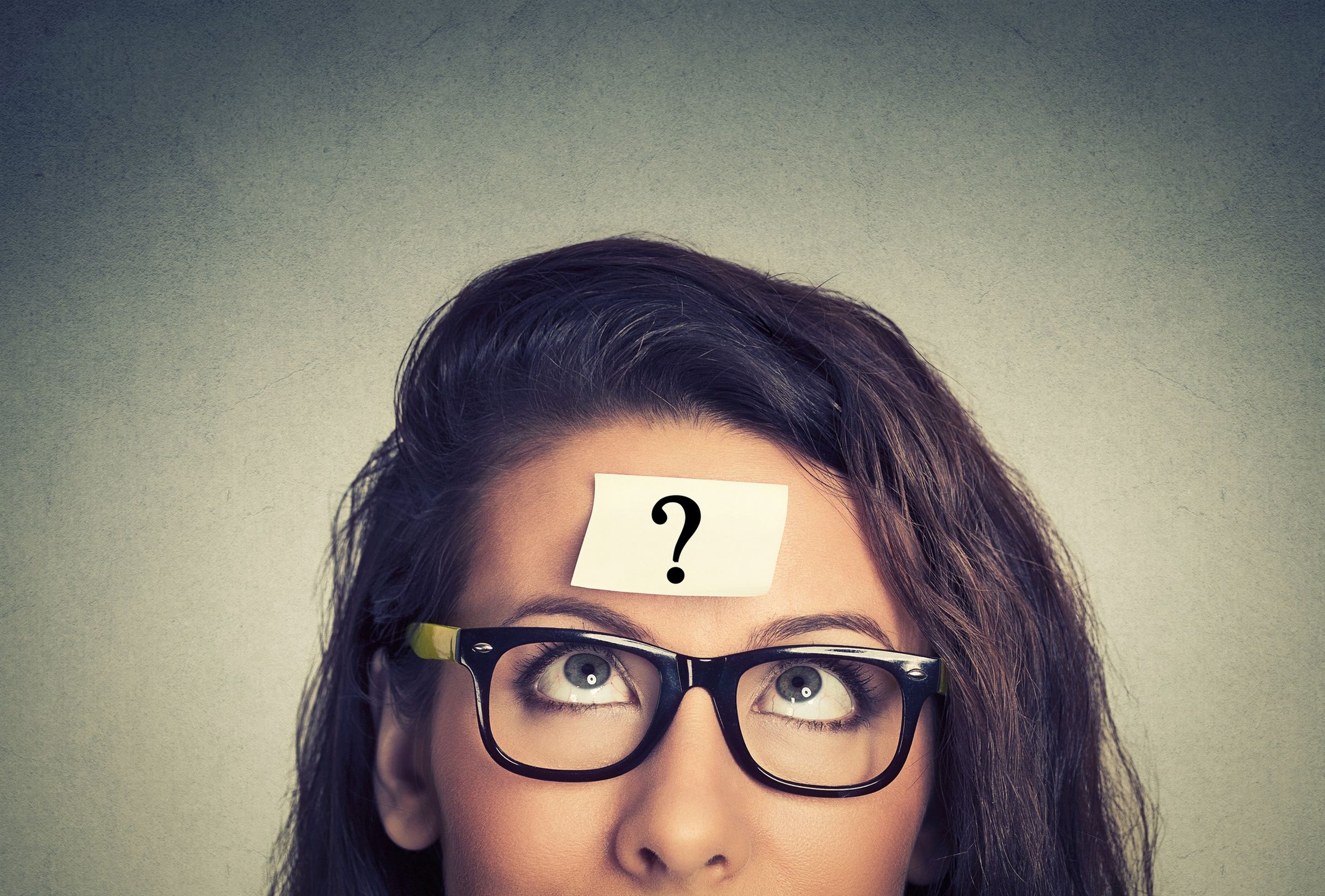 Se anche una normale domanda come “cosa mangiamo per cena?” ti crea difficoltà, questo potrebbe indicare che non dormi abbastanza. La mente – proprio come il corpo – ha bisogno di un adeguato riposo: senza di questo, il processo necessario a prendere le decisioni rallenta e diventa anche più difficile concentrarsi. Non riesci a prendere anche delle semplici decisioni