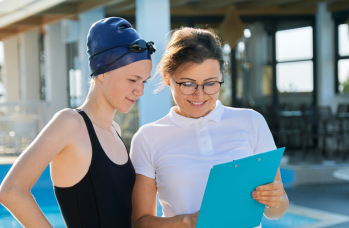 La mente prima del tuffo: la preparazione psicologica nel nuoto agonistico