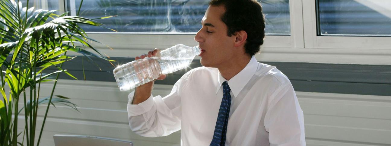 Un graduale ritorno alla routine e un bicchier d’acqua per far fronte allo stress da rientro