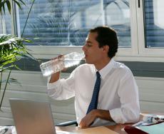 Un graduale ritorno alla routine e un bicchier d’acqua per far fronte allo stress da rientro
