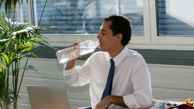 un graduale ritorno alla routine e un bicchier d acqua per far fronte allo stress da rientro