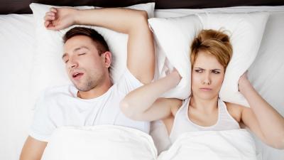 Come smettere di russare: consigli e buone abitudini