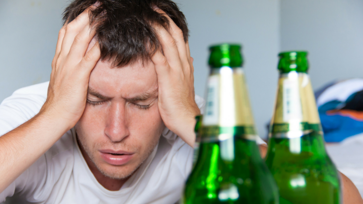 Mal di testa da alcol: i rimedi post sbornia