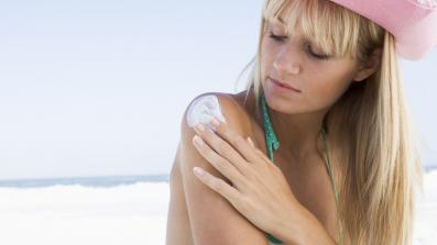 La psoriasi può acutizzarsi e peggiorare durante la stagione estiva. Ecco come limitare quanto più possibile gli effetti e i sintomi della malattia. come contrastare i sintomi della psoriasi in estate