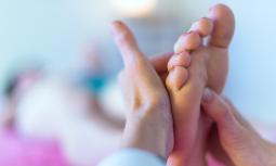 Riflessologia plantare: i benefici dei massaggi ai piedi