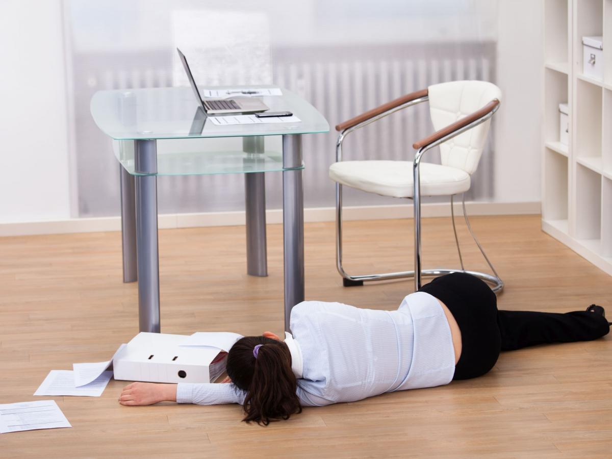 Потерял сознание и упал на пол. Обморок в офисе. Девушка в обмороке на полу. Эпилепсия в офисе. Падение со стула в офисе.