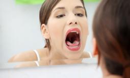 Afte alla lingua: cause, sintomi e terapie