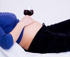 Alcol e gravidanza: basta evitare di bere per pochi mesi per proteggere il bambino