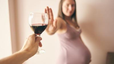 Alcol in gravidanza: perché non si può bere? 