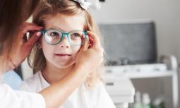 Come abituare un bambino a portare gli occhiali