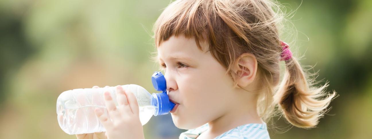 Disidratazione e problemi respiratori, i rischi per i bambini in estate