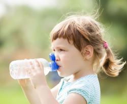 Disidratazione e problemi respiratori, i rischi per i bambini in estate