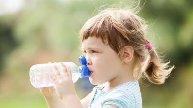 disidratazione e problemi respiratori i rischi per i bambini in estate