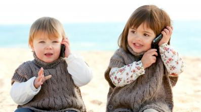 Non tutti i bambini cominciano a parlare alla stessa età. Senza troppi allarmismi, bisogna stimolarli parlandogli continuamente. il linguaggio dei bambini quando la prima parola