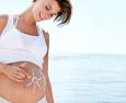 Prendere il sole in gravidanza: si può?