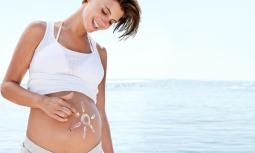 Prendere il sole in gravidanza: si può?