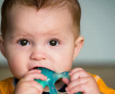 Primo dentino nel neonato: sintomi, rimedi ed eventuali ritardi