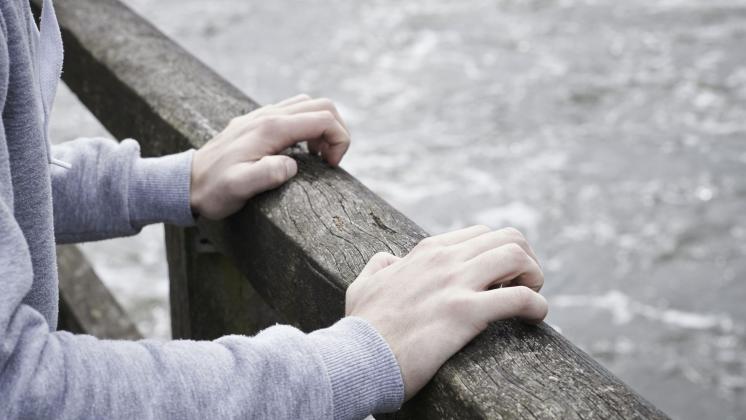 Suicidio e adolescenza, segnali e fattori di rischio