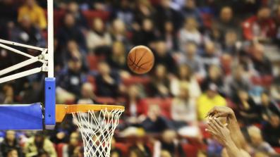 basket fare gol con un canestro