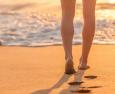 Beach walking, perché fa bene camminare in spiaggia?