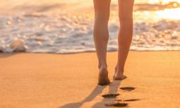 Beach walking, perché fa bene camminare in spiaggia?