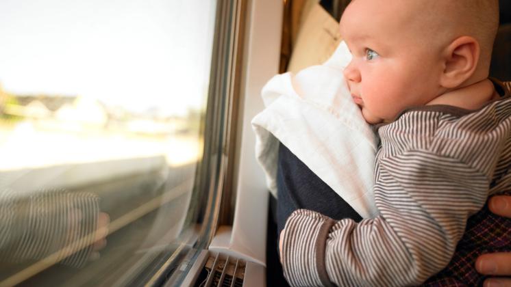 Viaggiare con un neonato: i consigli per vacanze in sicurezza