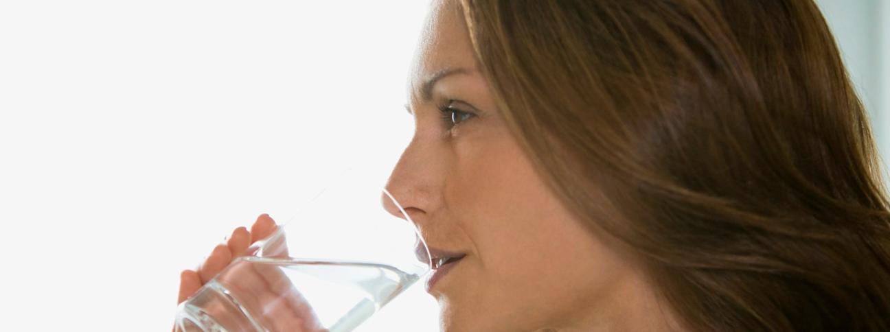 Bere protegge i reni, un selfie con l'acqua per ricordarlo